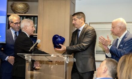 Sheba Medical Center presents Dr. Anthony Fauci with award for COVID cooperation