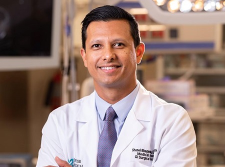 Renowned Surgeon Achieves Milestone in Robotic Surgery