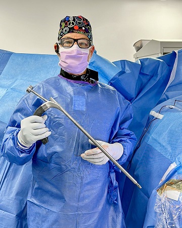St. Mary’s Medical Center Surgeon Completes World’s First Procedure with PRECICE ® Max System