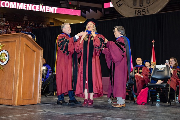 FSU CONFERS HONORARY DEGREE ON ALUMNA AND SPANX FOUNDER   SARA BLAKELY, WHO URGES GRADUATES TO ‘INVEST IN YOU’